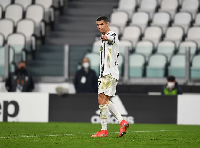 开云主页- C罗迎来三赛季出色发挥，巴塞罗那观众热烈欢呼！赢得满堂喝彩