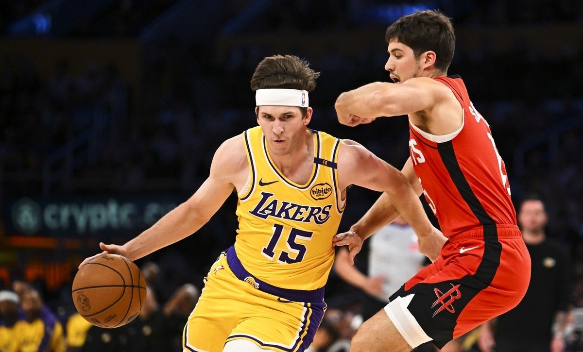 包含今晨突围战来临，洛杉矶湖人围绕意大利杯临场应变，气氛紧张，团队化学反应显著的词条